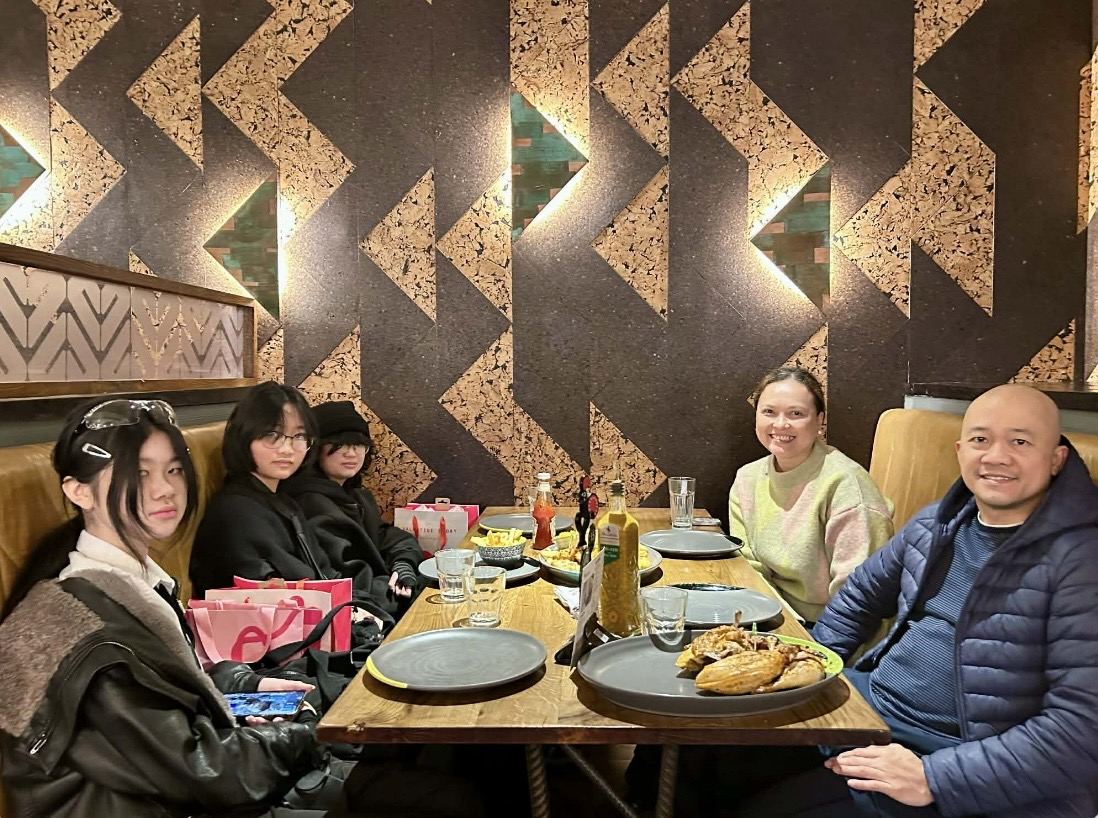 Family dinner with Nathaniel's daughters